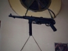 Replik einer MP40 an der Wand